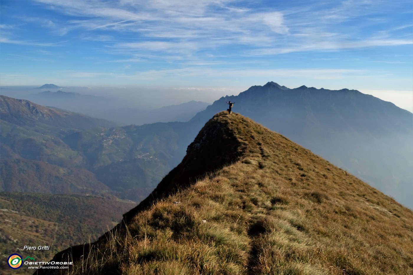 90 Di dosso in dosso in lunga panoramica discesa.JPG